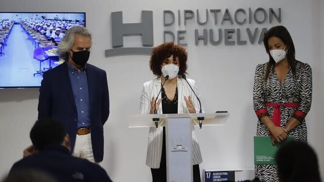 La delegada territorial, María Ángeles Muriel, durante la presentación de la oferta de la provincia de Huelva en Fitur