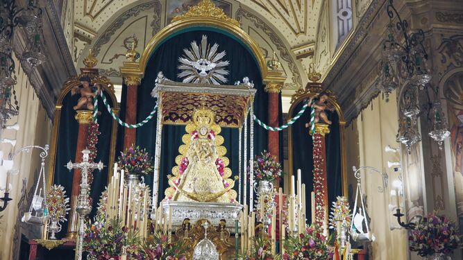 Aspecto del altar, con la Virgen del Rocío entronizada y rodeada de flores.