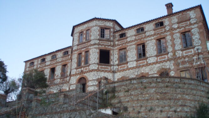 El edificio del Tiro Pichón de Jabugo, hoy reformado, alberga varias leyendas sobre fantasmas.