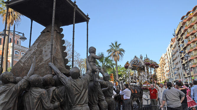 La Hermandad de Emigrantes en su última salida hacia la aldea ante el monumento a la Virgen del Rocío donde se celebrará la misa.