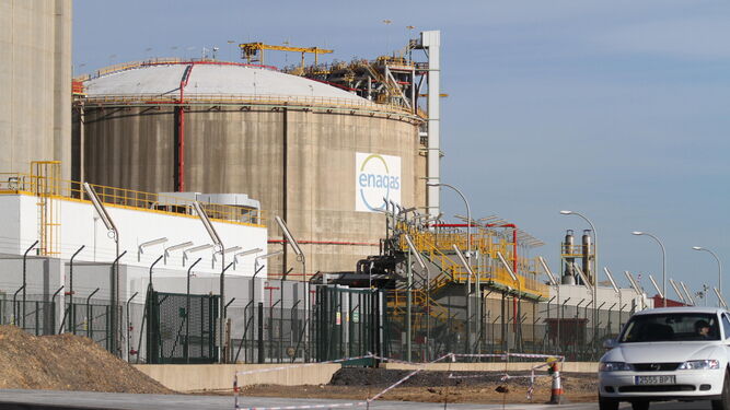 Instalaciones de la empresa gasística en el área del Puerto de Huelva.