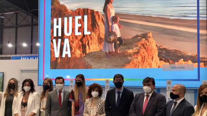 Foto de familia de las autoridades tras la presentación de Huelva en Fitur.