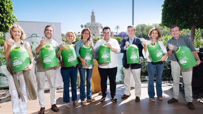 Miembros de Siempre Así y Ecovidrio, en Sevilla, muestran los nuevos contenedores.