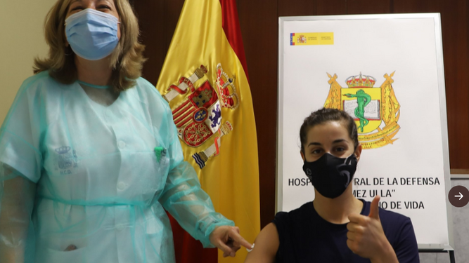 Carolina Marín recibe la primera dosis de la vacuna.
