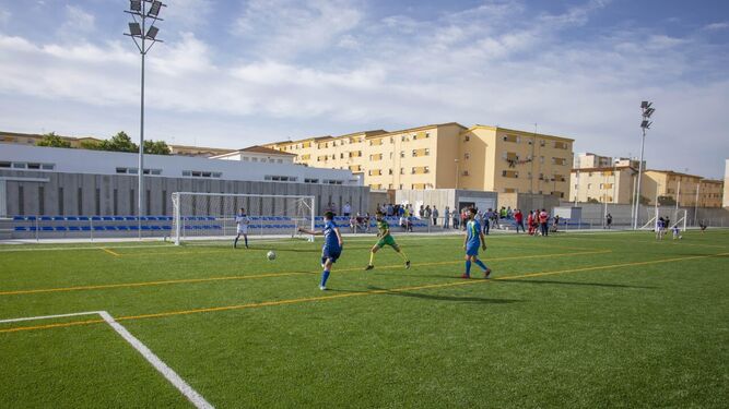 Varias personas juegan en el nuevo campo de fútbol de Pérez Cubillas.