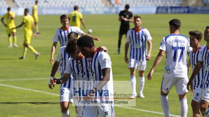 Los jugadores del Recreativo celebran uno de sus goles al Lorca Deportiva en el día de hoy.