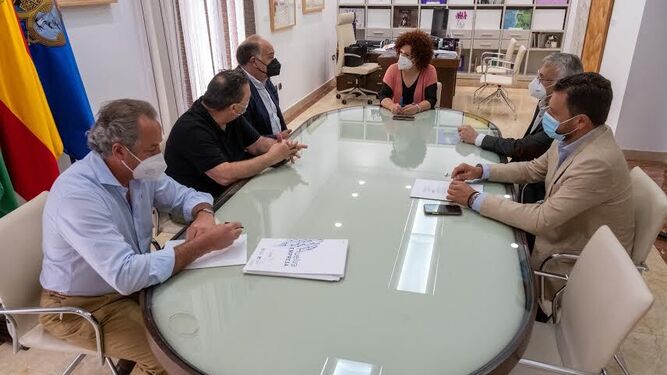 Reunión mantenida entre representantes de Huelva Comercio y la presidenta de la Diputación