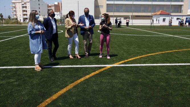 El alcalde isleño, la delegada territorial de Deportes y otras autoridades pasean sobre el nuevo césped artificial