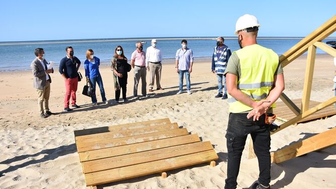 Un momento de la visita realizada a los nuevos accesos de la playa de El Portil.