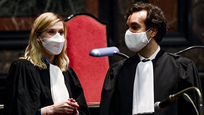 Los abogados de la Comisión de la UE Fanny Laune y Rafael Jafferali, este miércoles al inicio del juicio contra AstraZeneca en Bruselas.