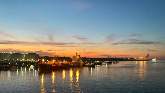 Amanecer en el Muelle Sur del Puerto de Huelva.