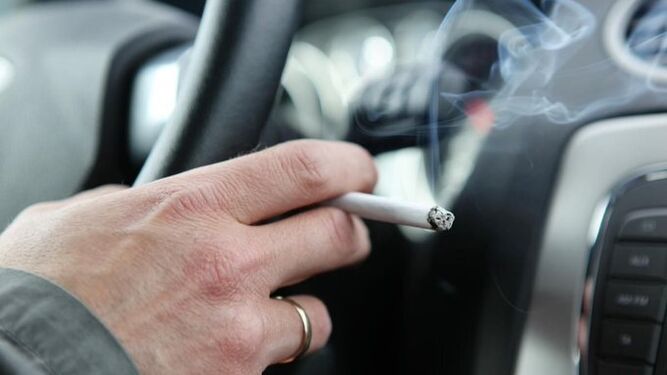 La DGT avisa de lo peligroso que es fumar al volante