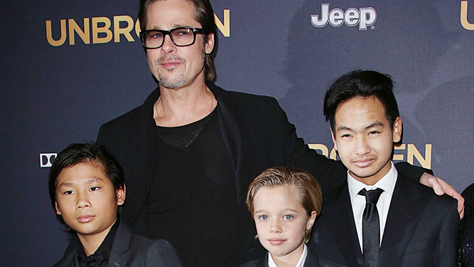 Brad Pitt, con tres de sus seis hijos.