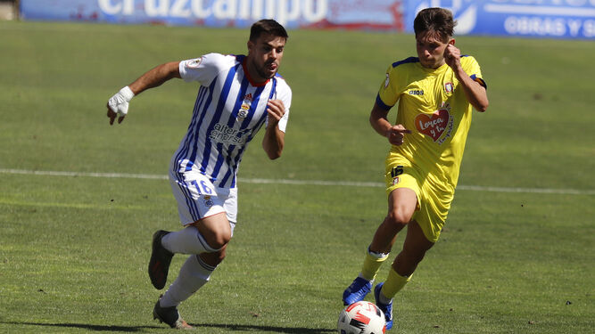 Miguel Cera se marcha de un jugador del Lorca Deportiva.