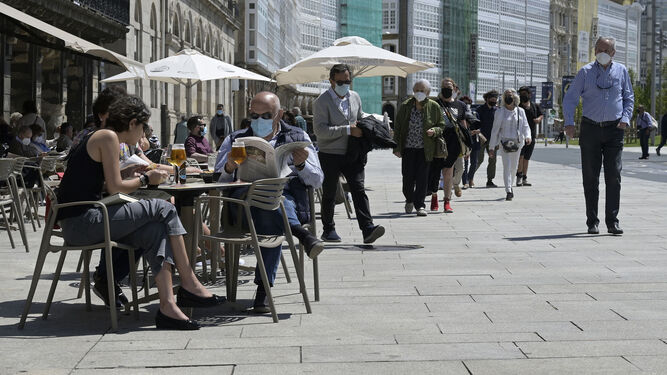 Varias personas en la terraza de un bar en La Coruña este sábado.