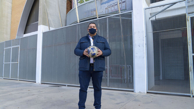 Dani Alejo posa con un balón a las puertas del Nuevo Mirador de Algeciras.