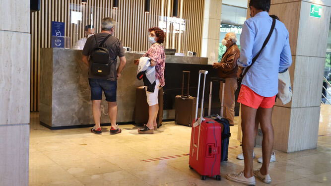 Turistas en un establecimiento hotelero de la provincia de Huelva.
