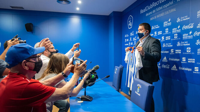 El director deportivo albiazul, Daniel Alejo, posa con la camiseta del Decano en la sala de prensa La Provincia durante su presentación.