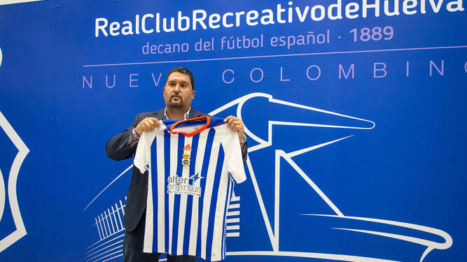 El director deportivo albiazul, Daniel Alejo, posa con la camiseta del Decano.