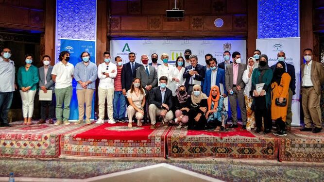 Representantes de Sociocreativo con la delegación de Yemen