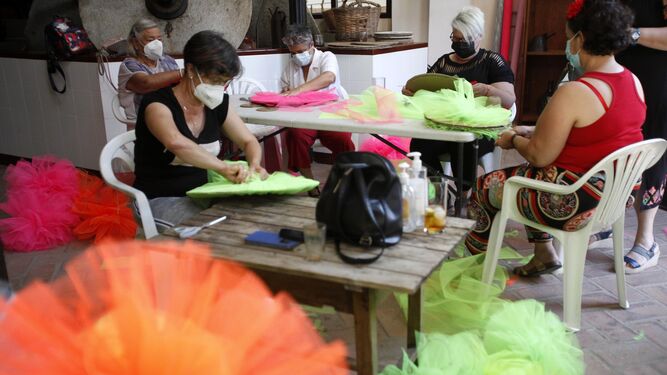 Unas 80 mujeres se reúnen todas las tardes para confeccionar los vistosos pompones