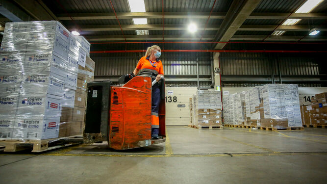 Una trabajadora coloca cajas con vacunas en las instalaciones del Centro Logista Pharma, en la localidad madrileña de Leganés.