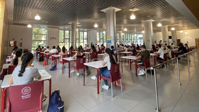Alumnos se disponen a hacer un examen en una de las sedes de la Universidad de Huelva.