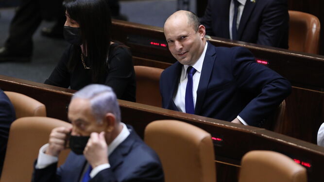 El ya ex primer ministro, Benjamin Netanyahu (izq.), y su sucesor, Naftali Benet, durante la votación en el Parlamento.