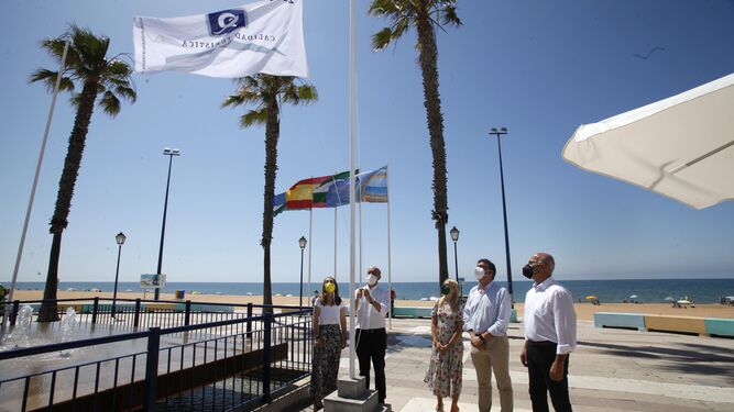 El alcalde de Lepe, Juan Manuel González, iza la bandera "Q de Calidad" en la playa de La Antilla