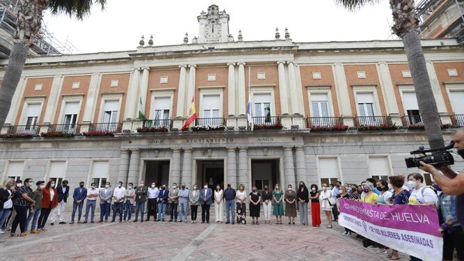 Minuto de silencio en el Ayuntamiento de Huelva por Alicia Rodríguez.