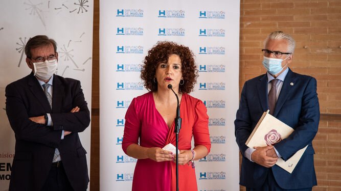 María Eugenia Limón entre Fernando Martínez y Baltasar Garzón en la presentación del Comisionado para la Memoria Democrática.