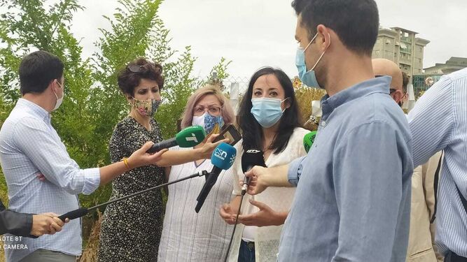 Mónica Rossi e Isabel Franco atienden a los medios junto al Cabezo de la Joya.