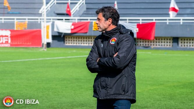 Alberto Gallego sigue con atención un encuentro de su equipo en la presente temporada.