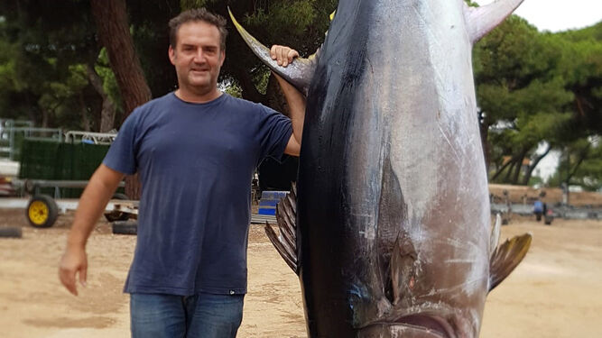 Capturan en aguas de Punta Umbría un enorme atún rojo con 250 kilos de peso