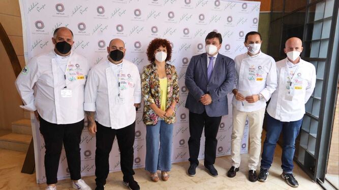 El alcalde y la presidenta de Diputación junto a algunos de los chefs participantes.