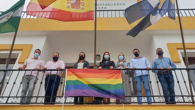 Fachada del Ayuntamiento de Aljaraque con la bandera arcoíris