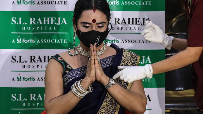 Una persona recibe la vacuna contra la covid en India