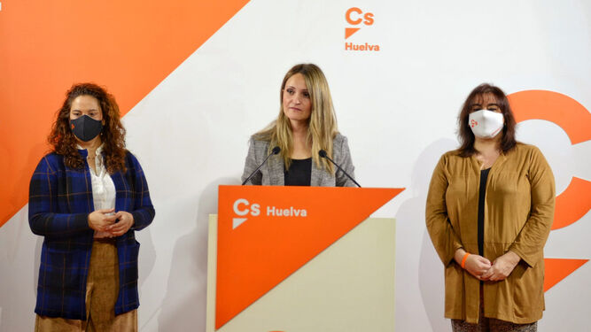 María Ponce junto a las concejalas de Cs en los Ayuntamientos de Huelva y Aracena, Noelia Álvarez y María José Peña