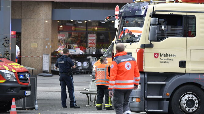 Los servicios de emergencia auxilian a los heridos tras el ataque en Würzburg.