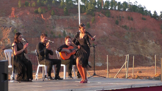 La bailaora flamenca María Canea y su equipo artístico durante la actuación en el mirador.