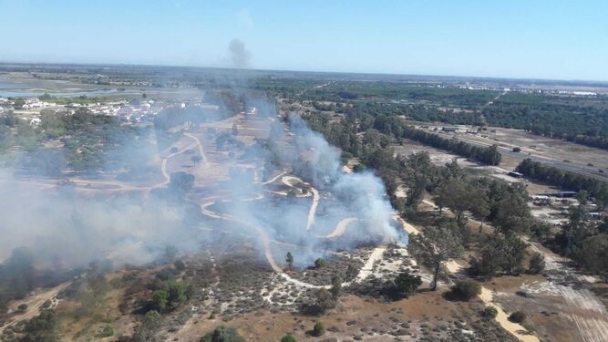 Imagen aérea del fuego declarado en Las Gallinas, muy cerca de la aldea de El Rocío.