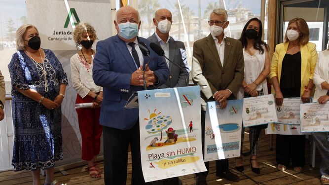 El consejero Aguirre durante la presentación de la campaña 'Playa sin humo'.