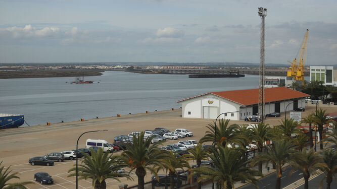 Vista del Muelle de Levante de el Puerto de Huelva.