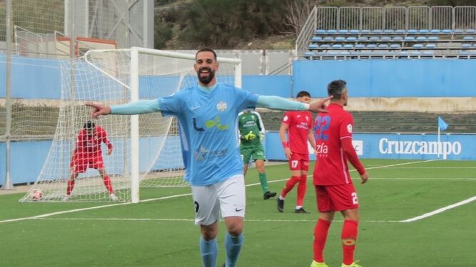 Juan Delgado celebra uno de sus diez goles con el Ciudad de Lucena.