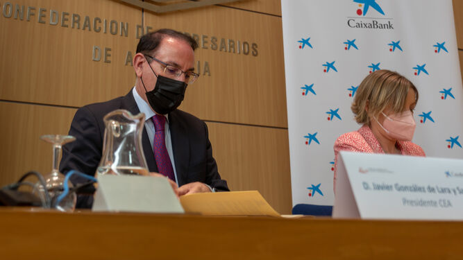 Javier González de Lara y María Jesús Catalá suscriben el acuerdo entre CEA y Caixabank.