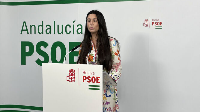 La socialista Bella Canales, durante la rueda de prensa que ofreció ayer en Huelva