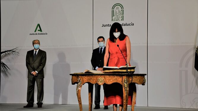 María Antonia Peña durante su toma posesión como rectora de la Universidad de Huelva.