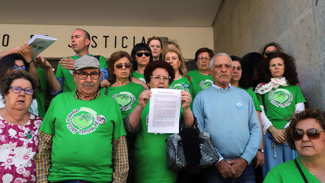 Presentación de firmas en el Palacio de Justicia de apoyo a las víctimas del crimen  de Almonte