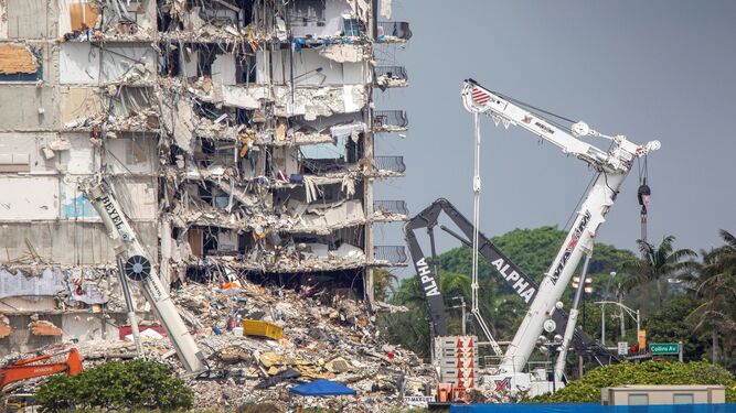 Vista de las labores de rescate en el edificio derrumbado en Miami.