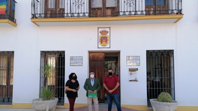 Reunión en  Tharsis  del delegado territorial,  Alfredo Martín junto al presidente de la Entidad Local Autónoma.